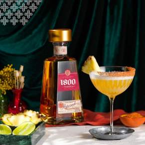 1800 Reposado Reserva 0,7 l 38% – meksykańska tequila premium ze 100% agawy Blue Weber. Łagodna, bogata w nuty wanilii, karmelu