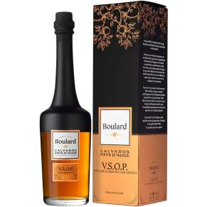 Boulard VSOP 0,7 l 40% – francuski Calvados Pays d'Auge AOC dojrzewający minimum 4 lata w dębowych beczkach. Nuty jabłek, wanili