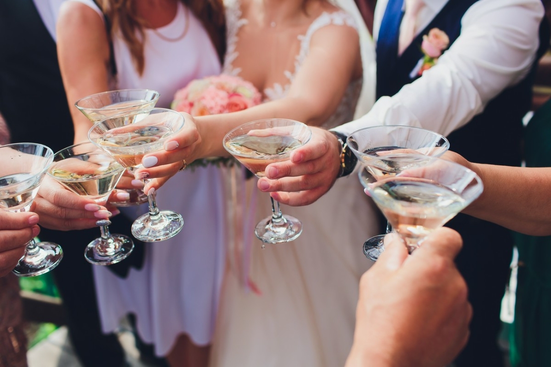 Dlaczego warto kupować alkohol na wesele w hurtowni?