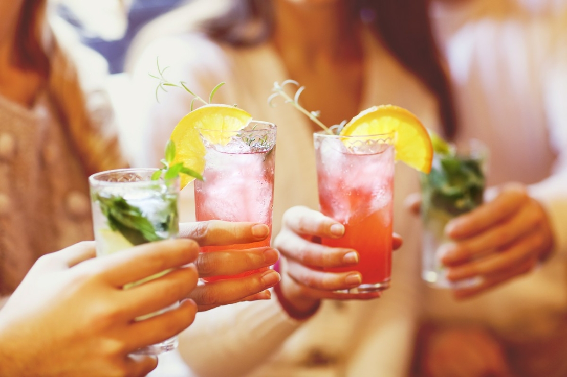 Najlepsze alkohole na wieczór panieński – propozycje od klasyki po koktajle