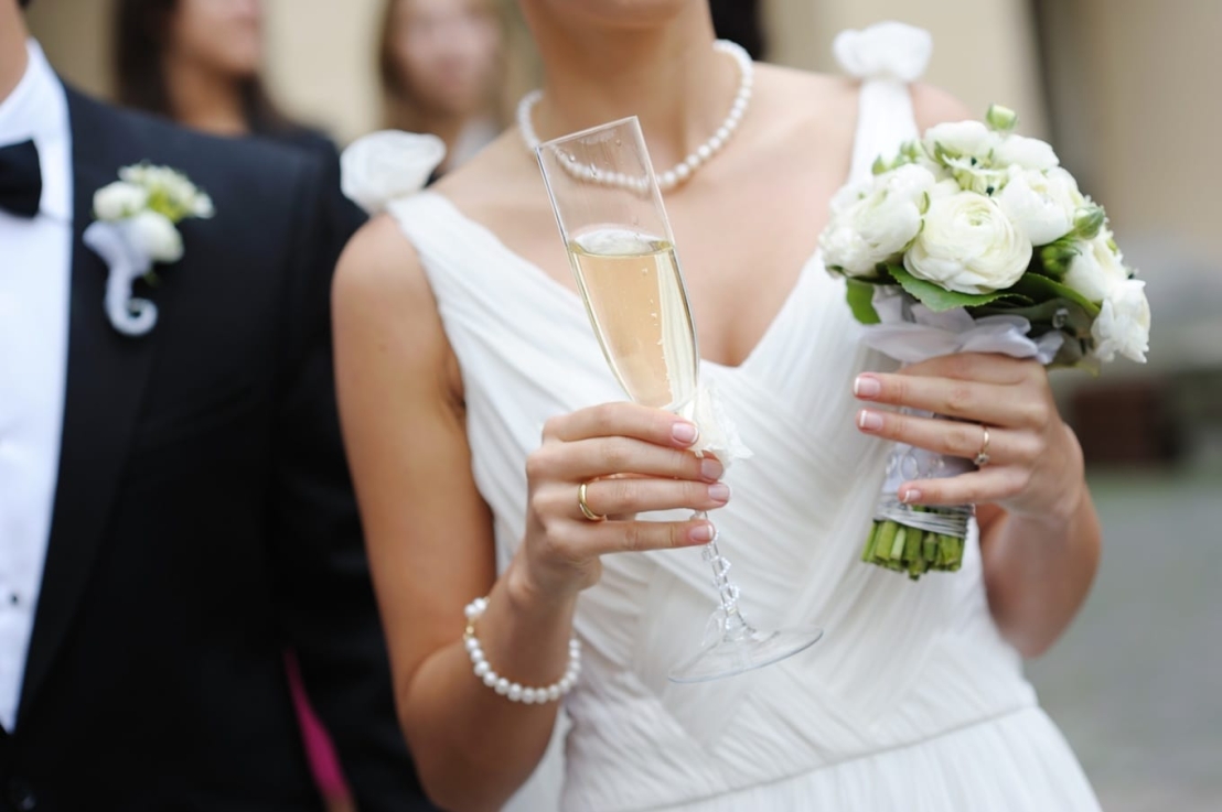 Jakie alkohole wybrać na wesele w stylu glamour? Kompletny poradnik
