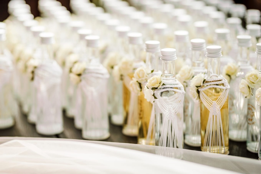 Alkohole z dostawą i etykietą ślubną: jak zamówić online, by zdążyć na termin