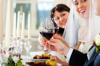 Strefa wina na sali: jak serwować wino na weselu?